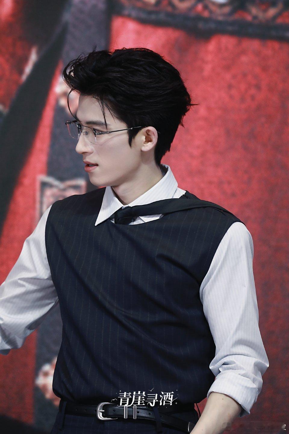 所有人来看高智感大背头无框眼镜的王星越今天帅成啥了斯哈斯哈 