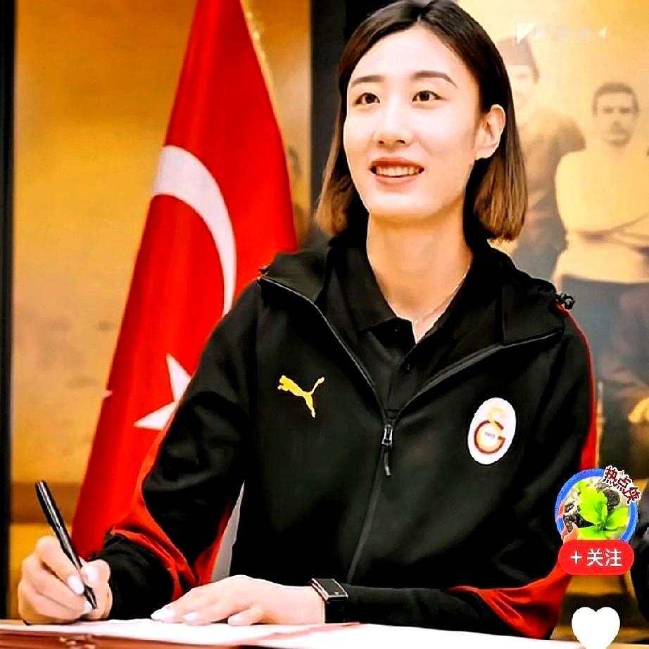 最漂亮！中国女排副攻王媛媛在妈妈的陪伴下已到达土耳其，

这次留洋可谓水到渠成，