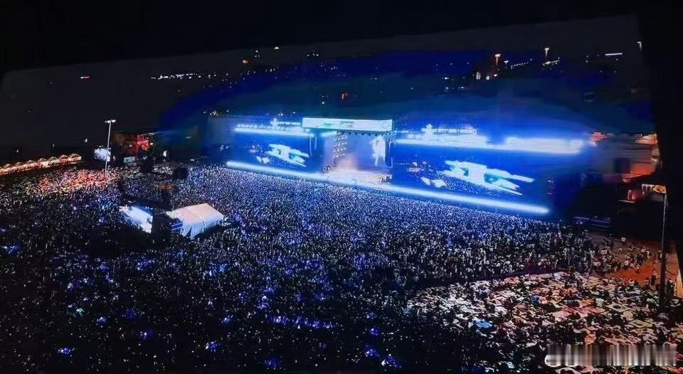 属于梓渝的蓝海梓渝音乐节现场蓝海属于梓渝的蓝海，好美，哇喔哇喔 ​​​