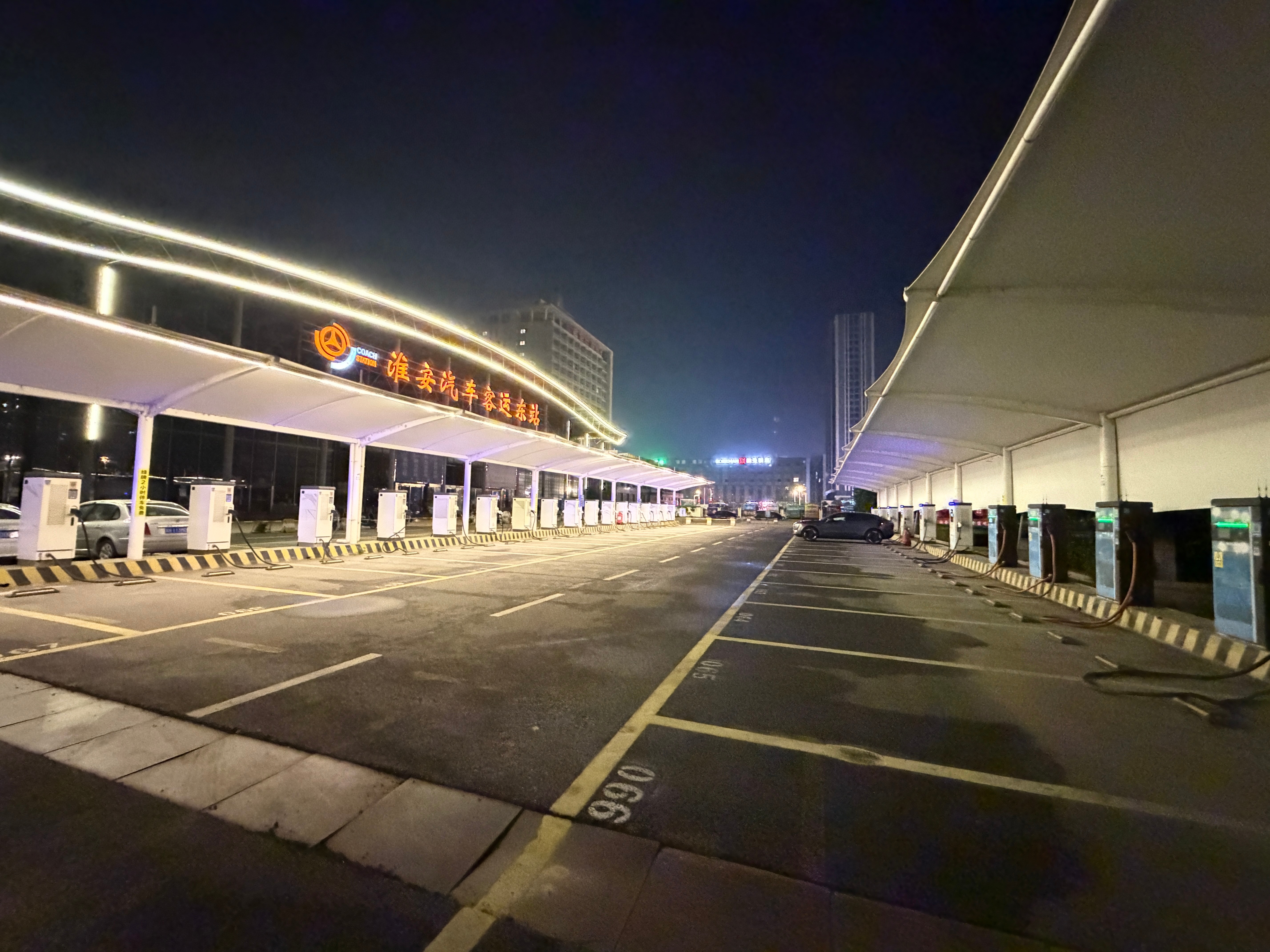 其实不充电也行，但是不充呢，心里总没什么安全感，充电桩距离我住的地方不远，开车3