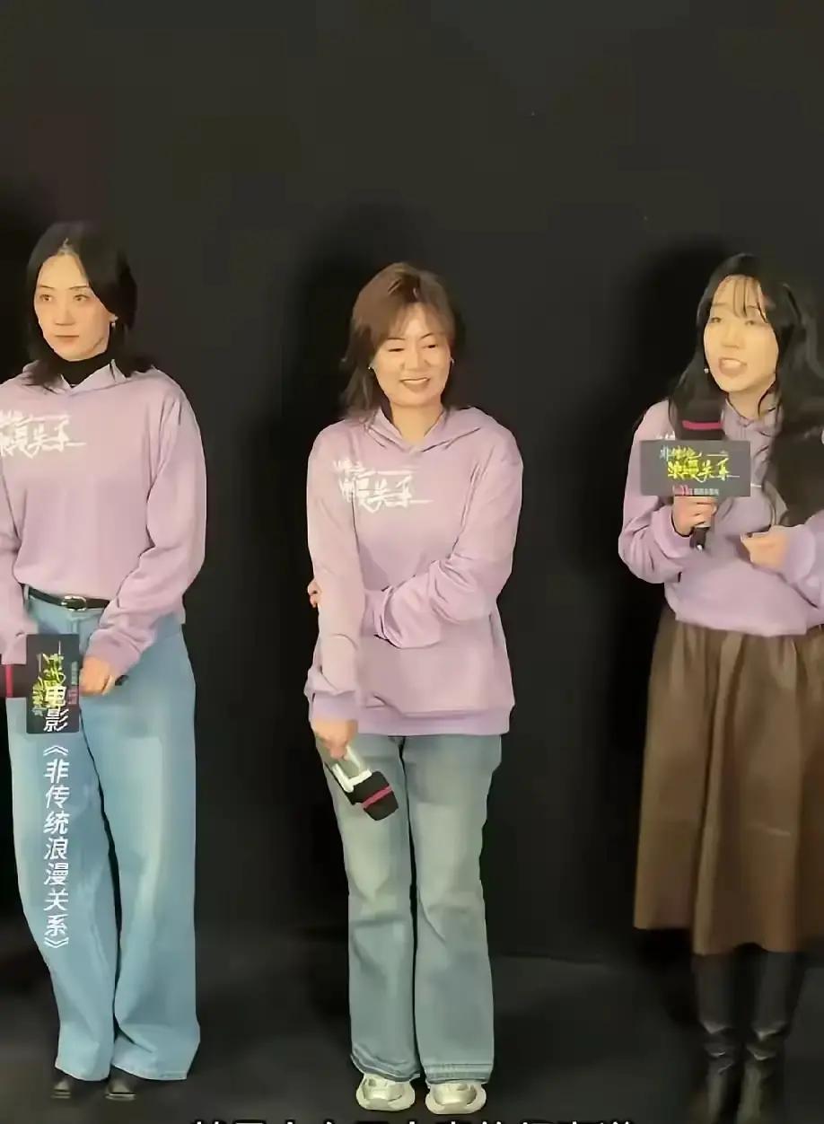 汤姆张在抖音上发视频，说自己被平台限流，播放量从百万跌到几千。

他晒出后台数据