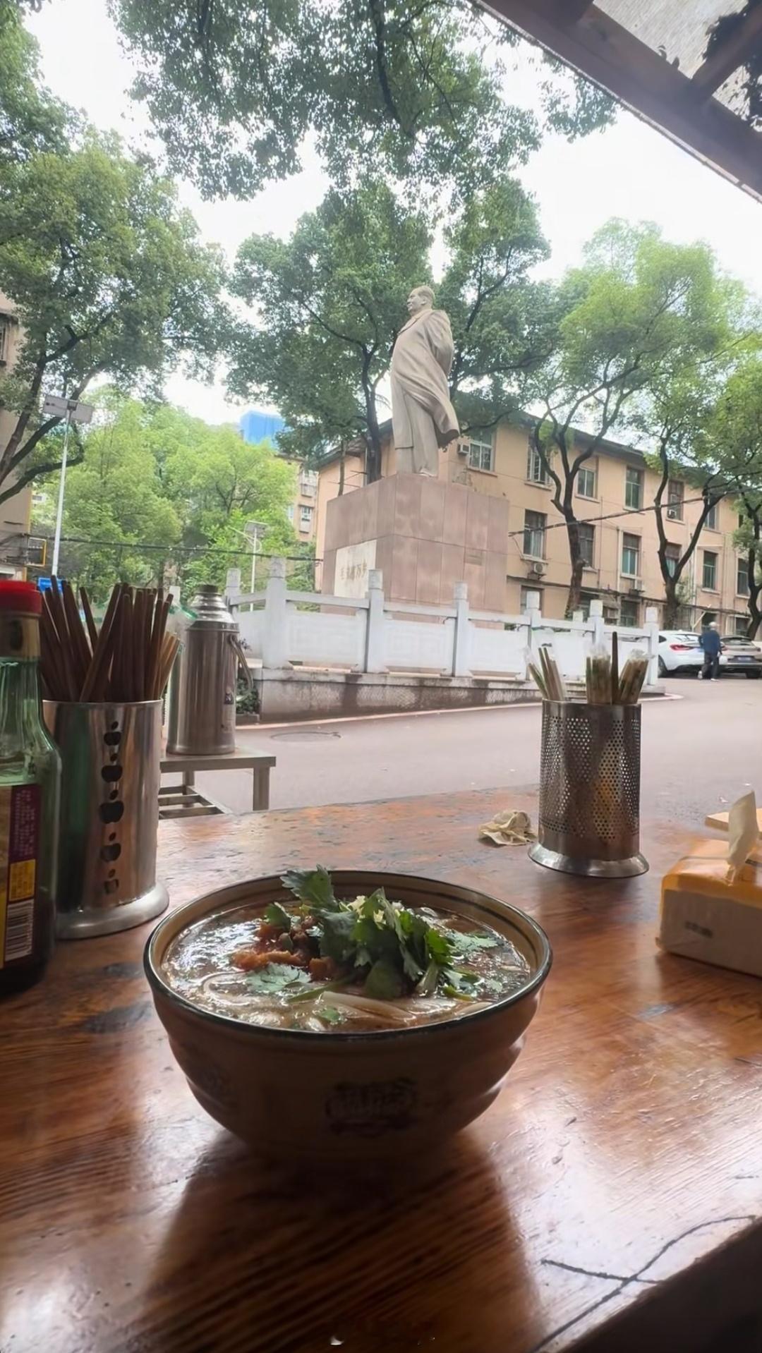 餐馆用餐，这个视角很生活化。热气蒸腾间，教员像一位老友，与你相遇在这个寻常的时光