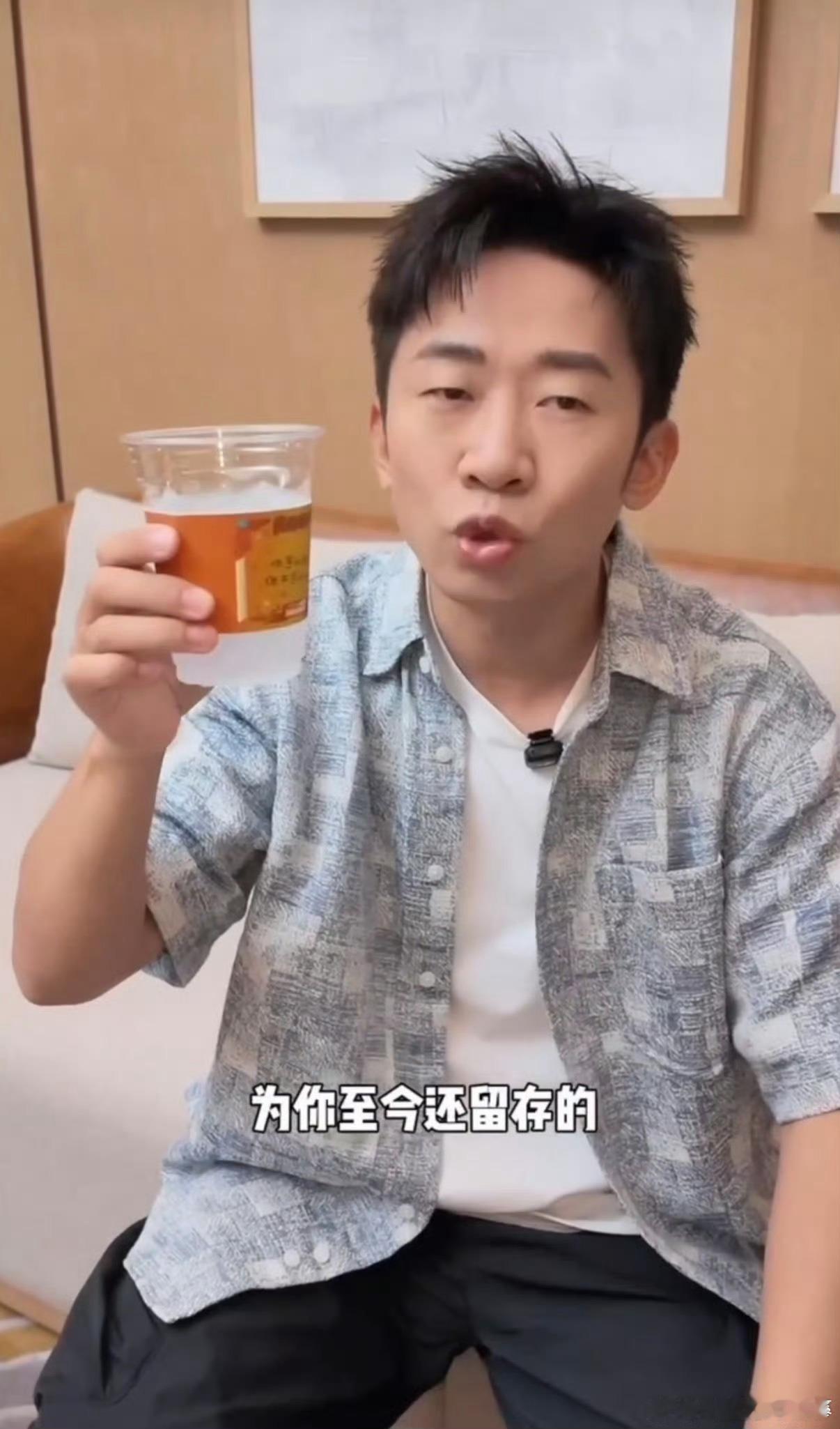 杨迪说自己第一次因为孩子气拿奖状画风清奇的奖状来了！杨迪喜提人生第一份因孩子气获