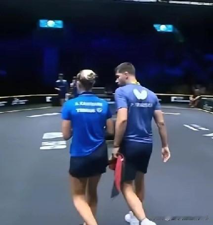 乒乓球混合团体世界杯第二轮循环赛，德国队VS瑞典队。
  第一盘混双弗朗西斯卡考