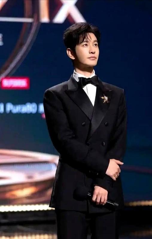 2008年，黄晓明借钱砸进去540万，买了180万股华谊兄弟原始股。2009年华