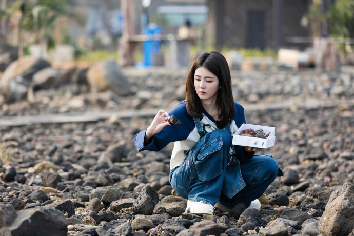 白鹿问王鹤棣客栈和中餐厅的差别白鹿边干活边灵魂拷问，王鹤棣在线总结：客栈比中餐厅