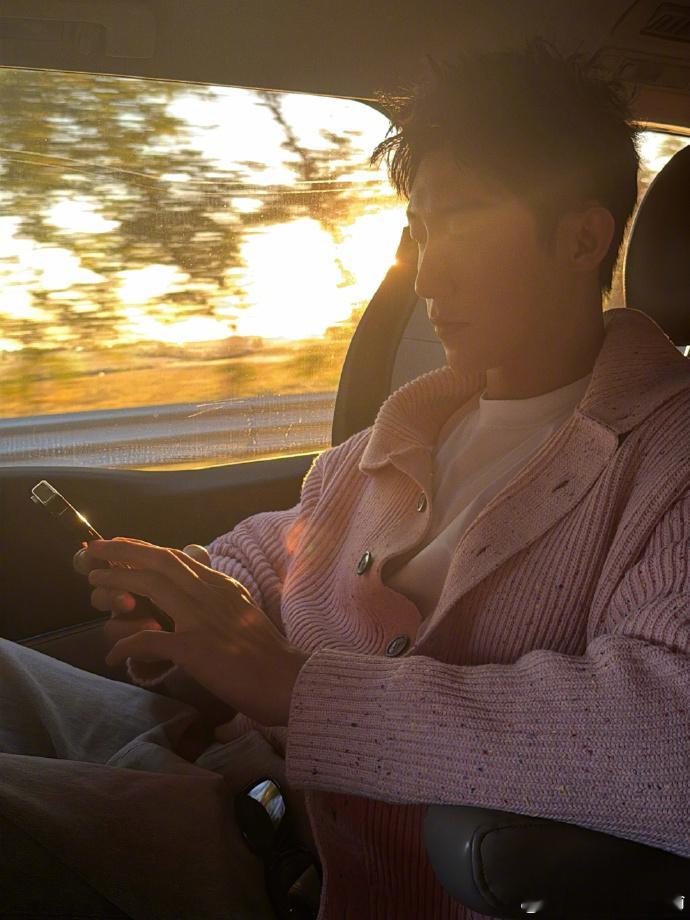 谁发明的黄景瑜上综艺啊完全节目效果十足人家就算连夜背梗都不如不如黄景瑜灵机一动 