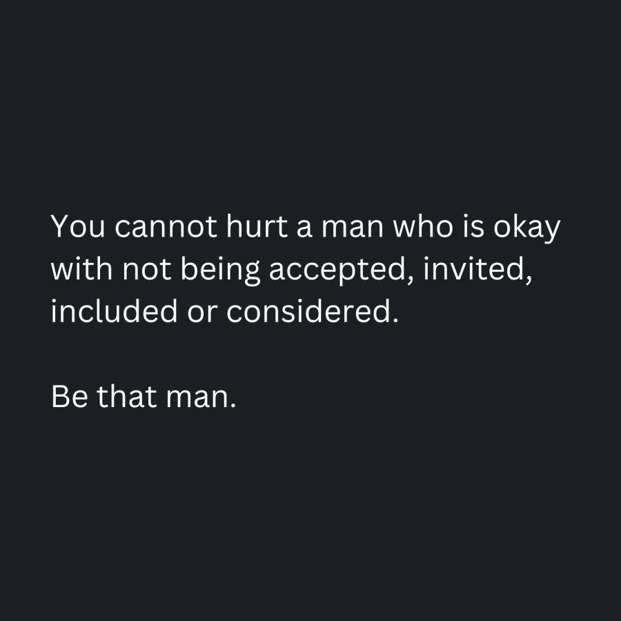 图片中的文字写道：“你无法伤害一个不在乎是否被接受、邀请、包含或考虑的男人。成为