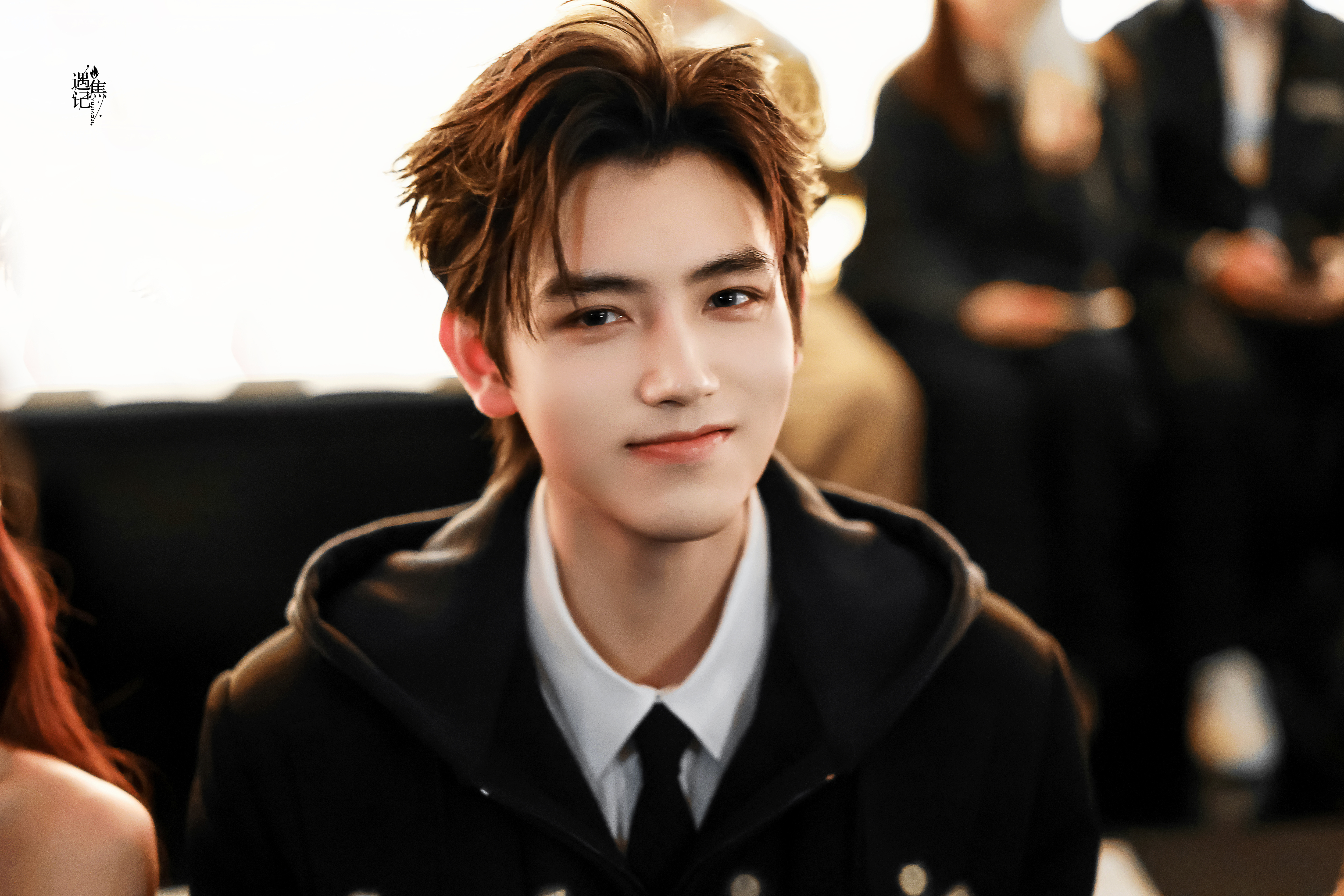 陈飞宇时装周内场路透好权威的骨相🥰就这样闪耀巴黎陈飞宇出个国帅成啥了