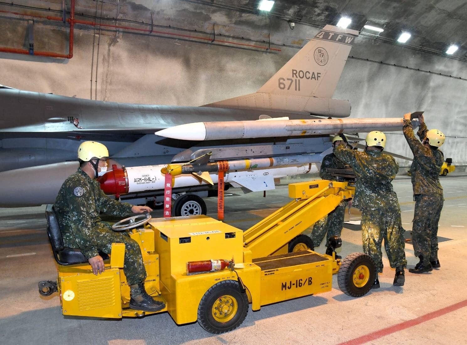 #亚太装备动态# 对岸空中力量为F-16V战斗机配备的两种挂弹车，图1这型MJ-