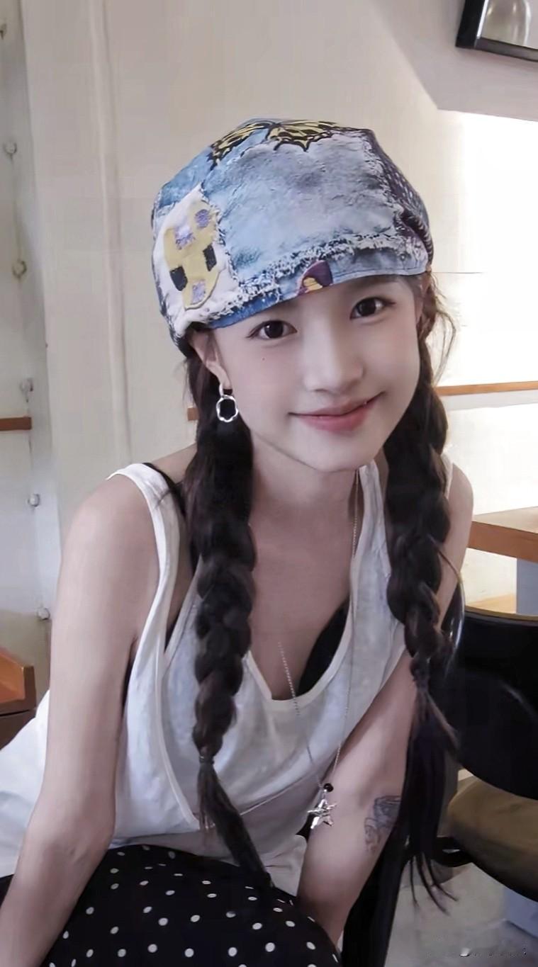 甜美少女风，牛仔帽+双马尾，清新可爱，元气满满！🌟💙👩‍❤️‍💋‍👩～