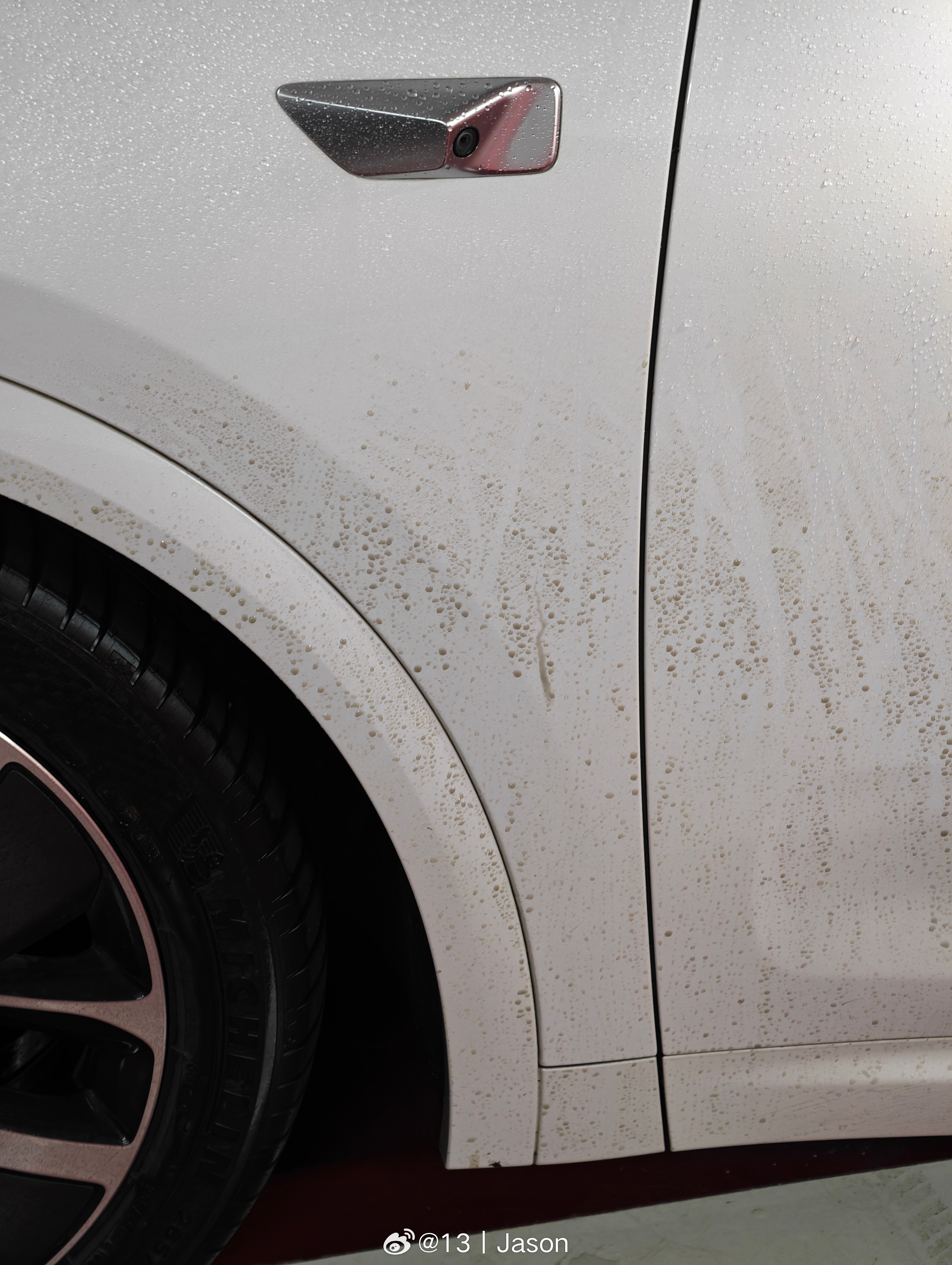 天塌了，虽说雨挺大，但还是让车侧留下了一身污水。