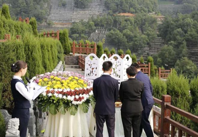 殡葬行业最近冲上热搜，导火索是一位墓园经理在推销时脱口而出“年轻人良心被狗吃了”