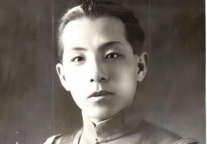 1931年的一晚，张学良刚刚睡下，二夫人谷瑞玉突然爬上床，从身后一把抱住他苦苦哀