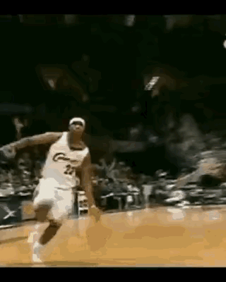 恐怖的下盘力量。除了詹姆斯。没有人增重后还能罚球线扣篮的人。