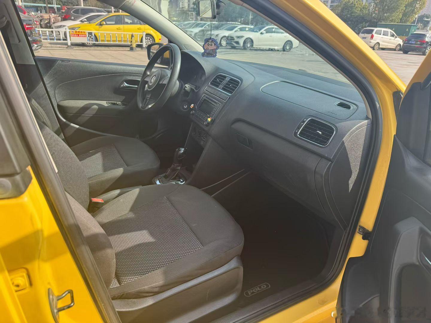 代步练手小车！2012年11月Polo，1.6L自动挡，明亮的奶黄色，醒目且安全