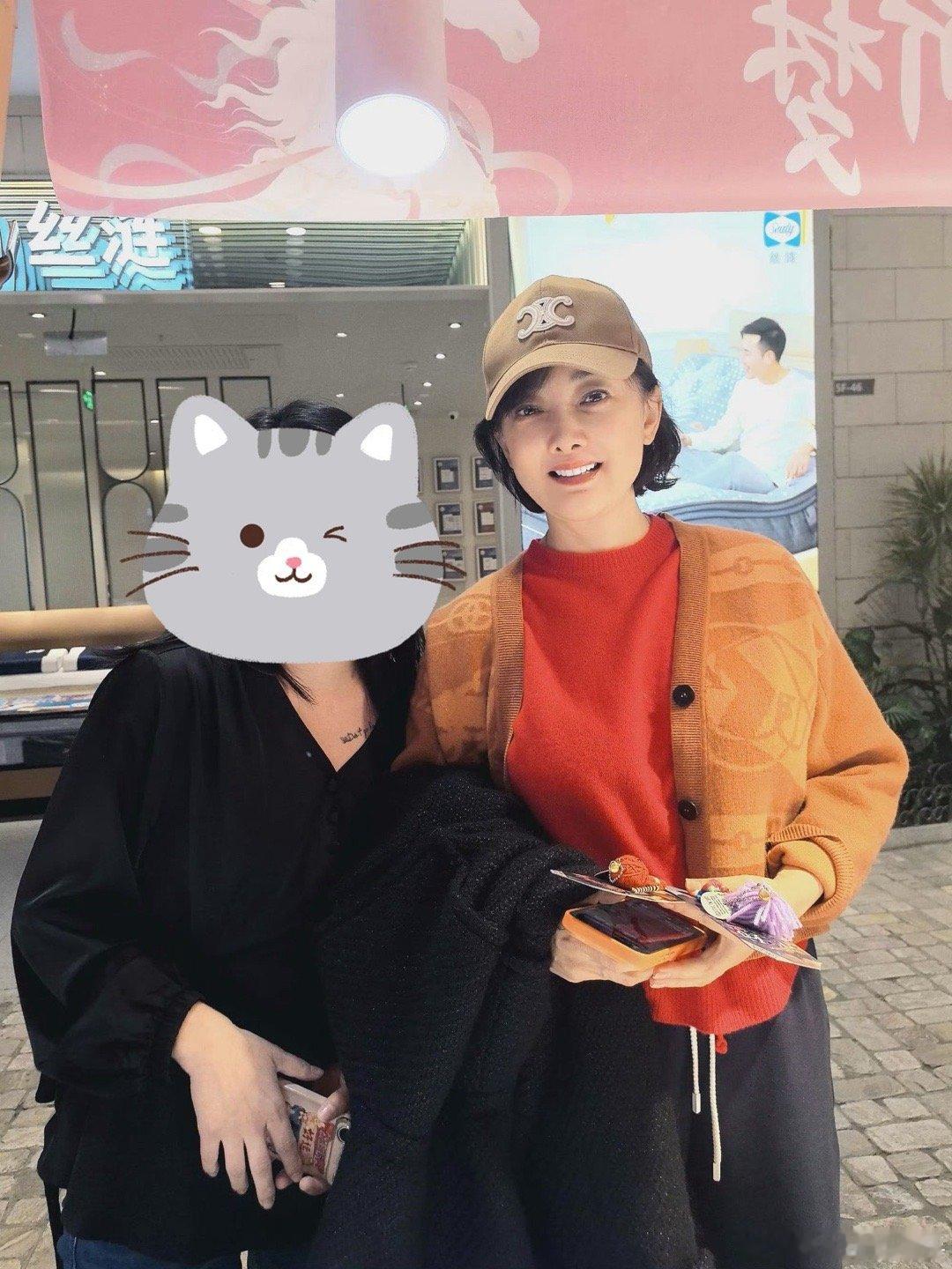 网友偶遇牛莉网友平安夜在北京偶遇牛莉，姐姐好美好温柔啊！ 