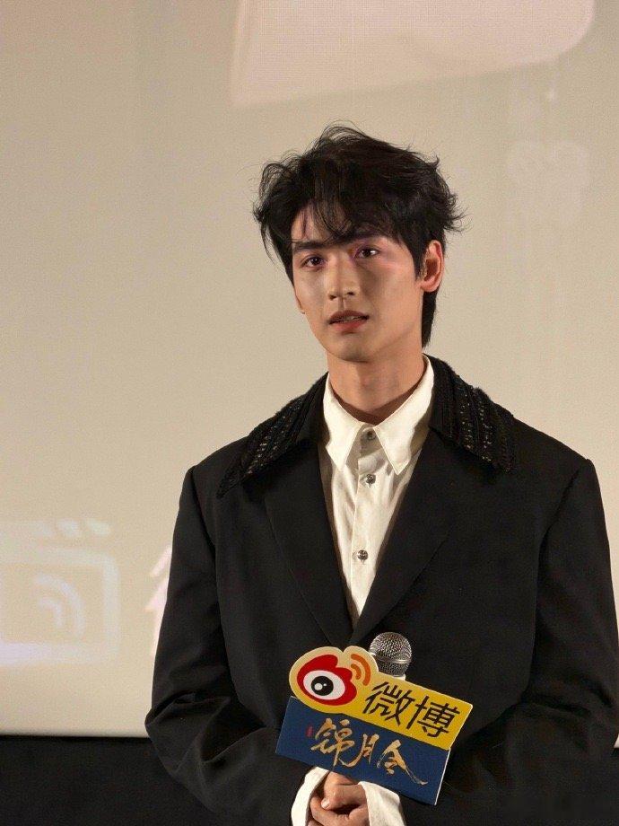 黄俊捷亲手做了樱花糕“亲手”做樱花糕，剧宣现场的人这么有口福吗，原来黄俊捷剧里剧