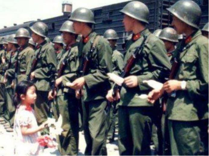 1984年春天，老山前线，22岁的战士李忠华在一次战斗中牺牲。消息传回后方时，他