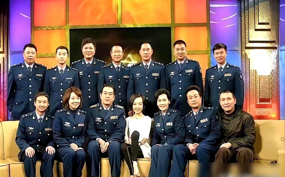 采访袁隆平，她问人家认不认识巩俐。
袁老说不认识。
她说，巩俐是国际巨星，您太落