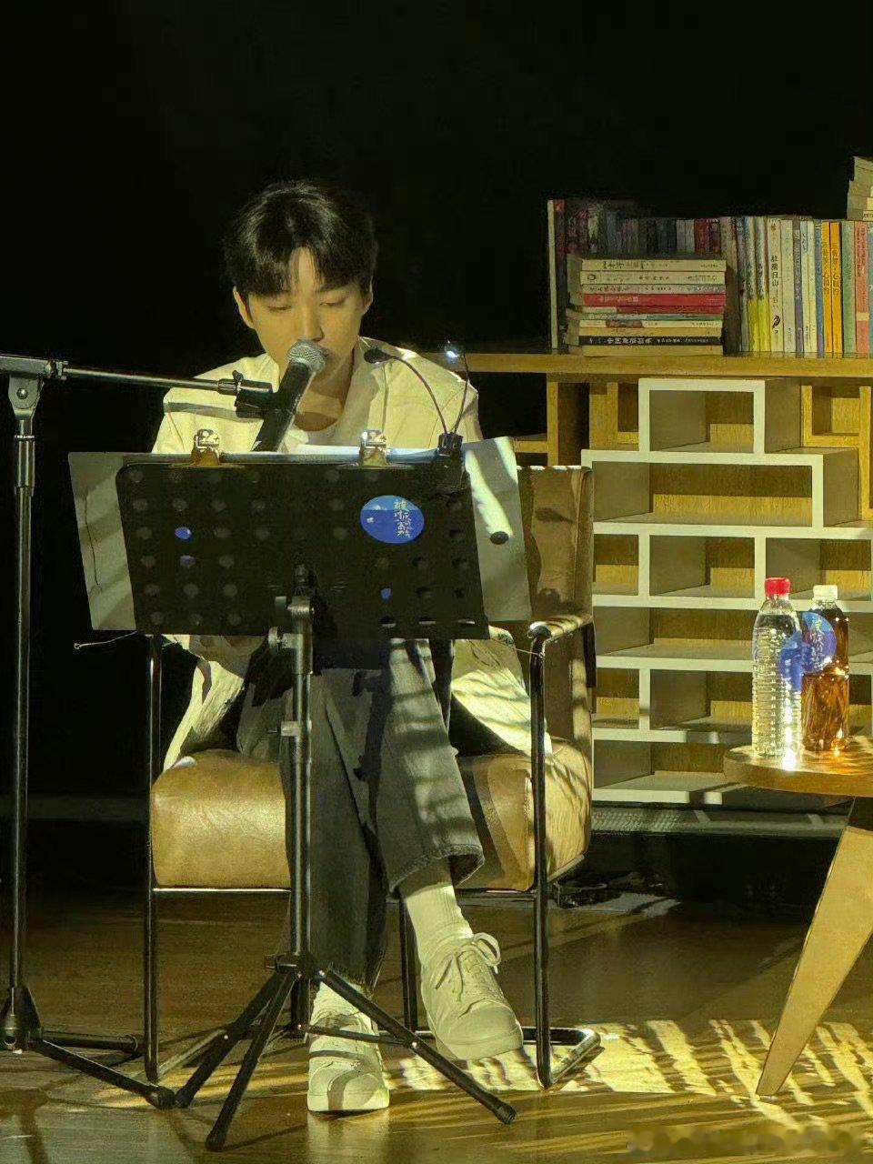 王俊凯闪现乌镇戏剧节王俊凯乌镇戏剧节生图王俊凯闪现乌镇戏剧节，诗朗诵《被讨厌的勇