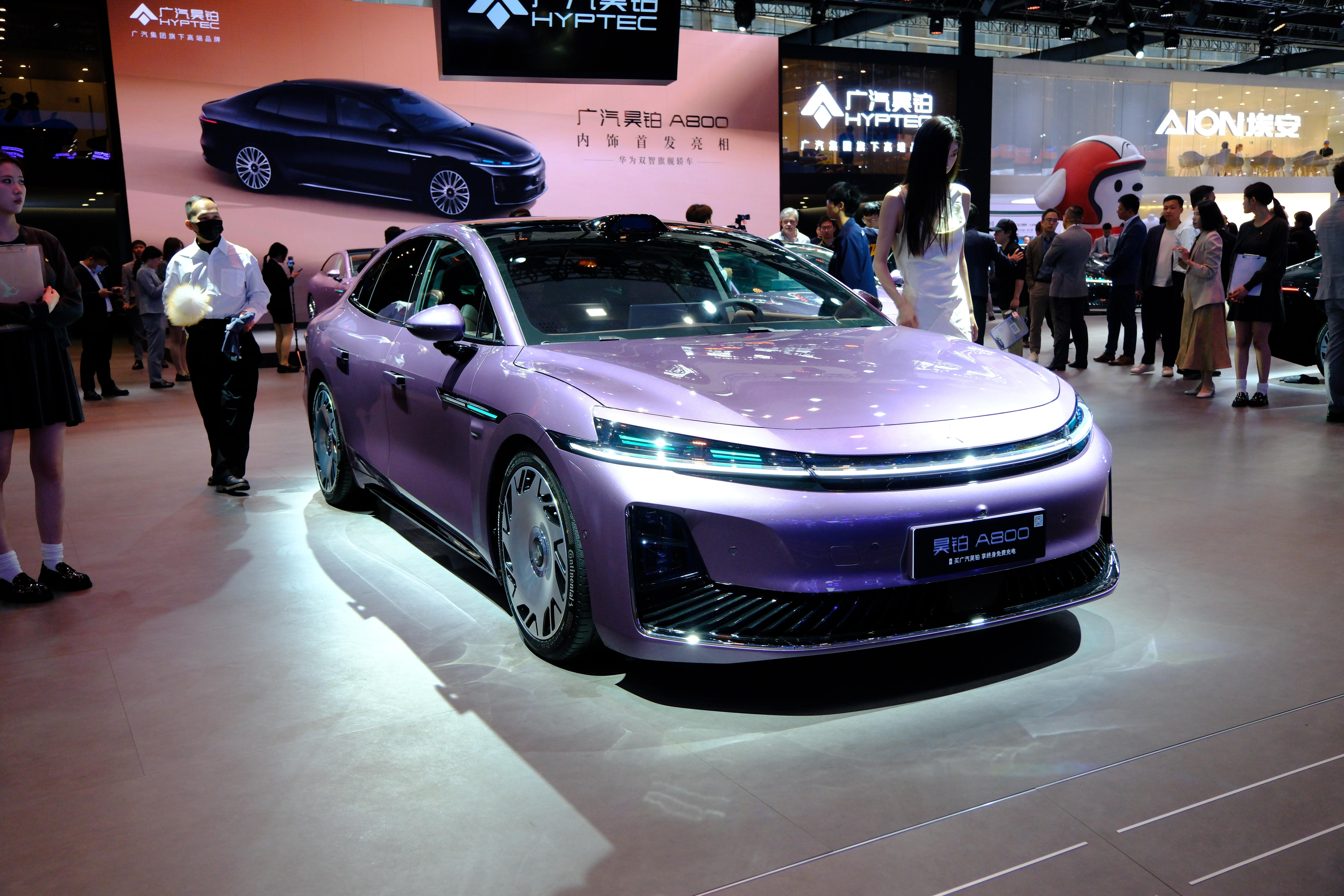 广汽昊铂A800这车有点东西，是这次车展看到的惊喜之一。这车搭载了华为乾崑智驾和