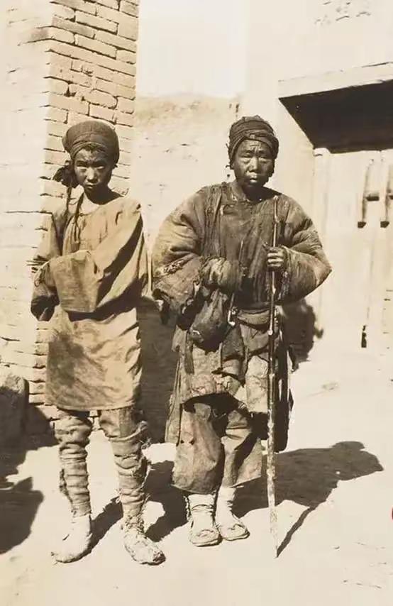 1937年，两个虚弱不堪的红军来到了甘肃镇原县，张口就要见刘伯承，谁知刘伯承刚出