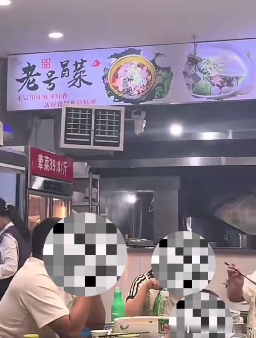 四川西昌名店街的老号冒菜店里，有狗主人把宠物带进用餐区，还直接拿店里的公共餐具给