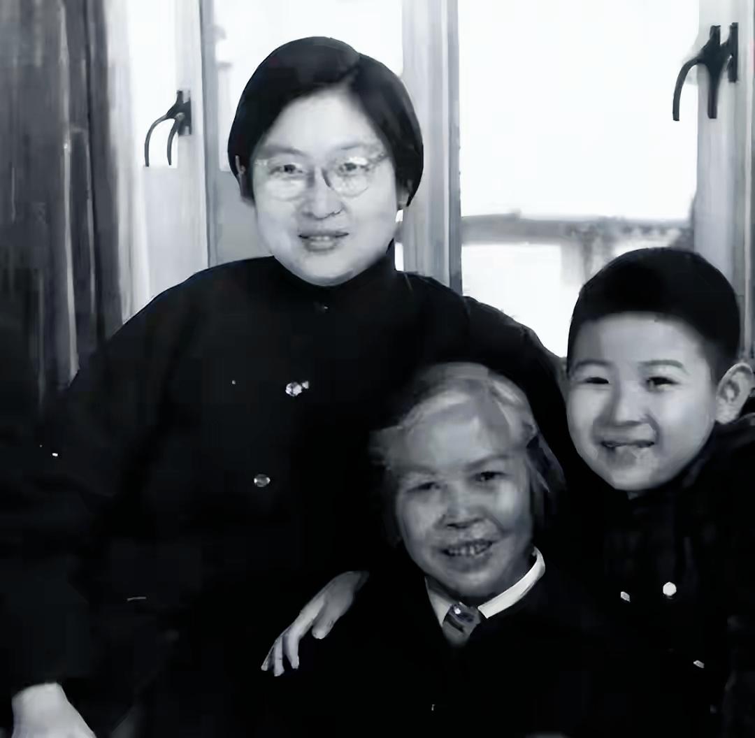 1981年，李敏拒绝看望贺子珍，与丈夫发生争吵，事后：我有苦难言！
 



1