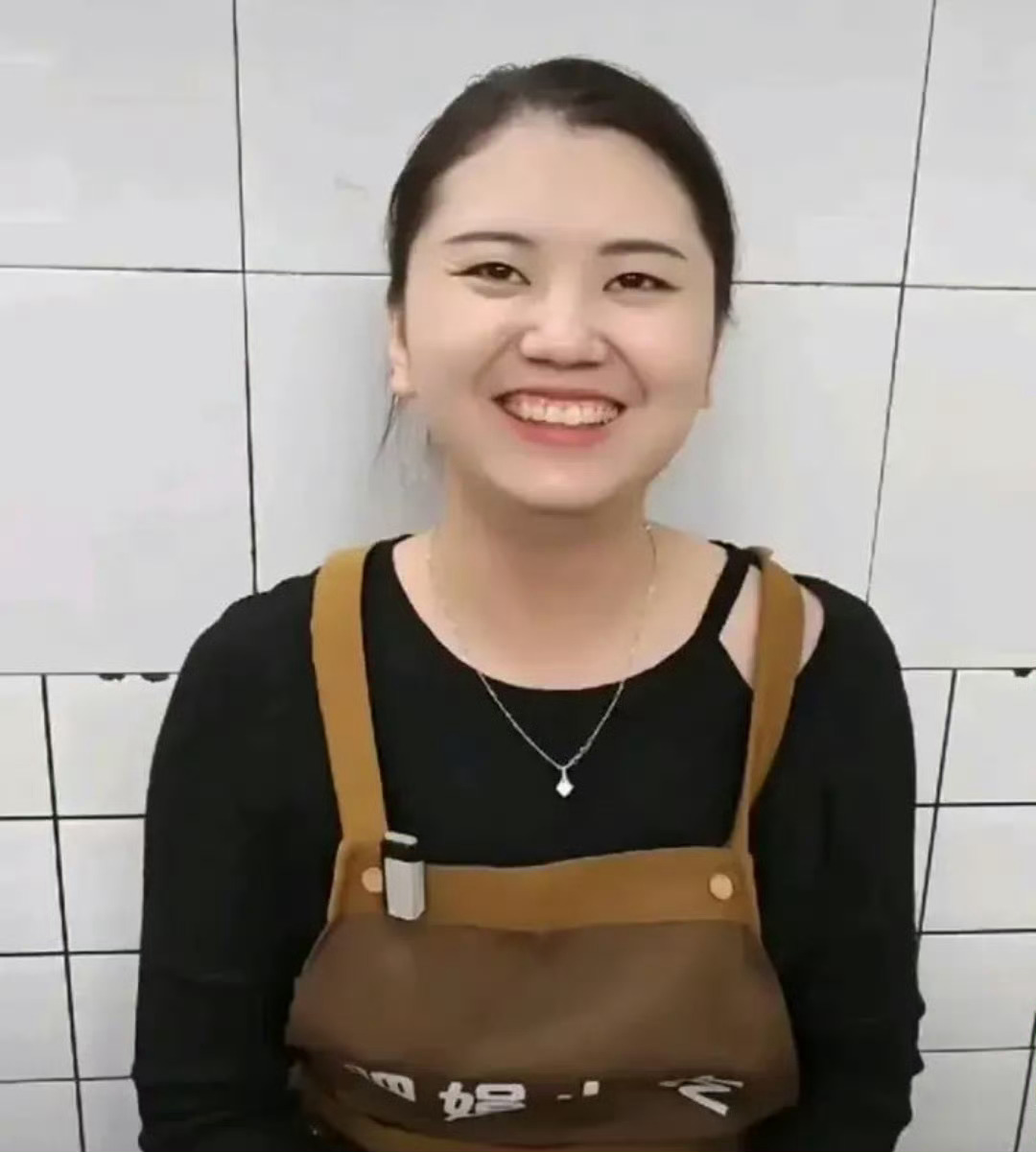 小学门口倒闭的店因爱重生了 老板和孩子们双向奔赴的爱。真心实意的老板，划算的价格