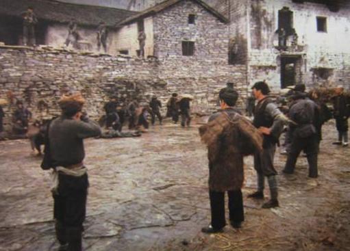 湖南湘西某村有帮土匪，解放前吃喝嫖赌抽，偷抢。后来被解放军抓住了，本来是要枪毙的