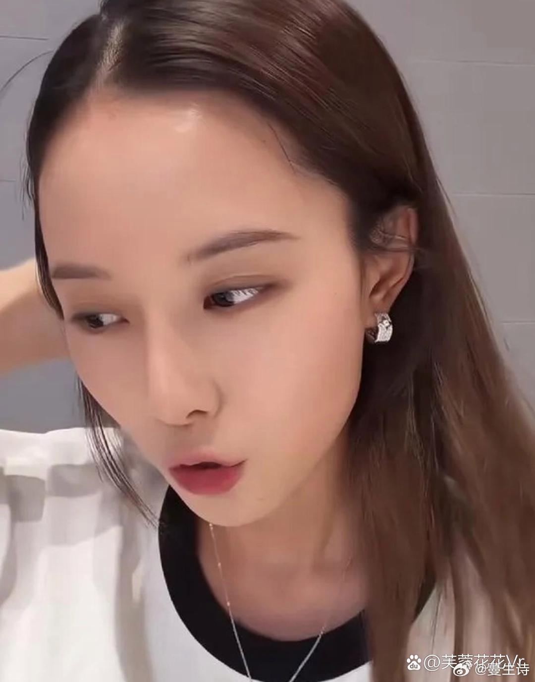 徐艺洋直播的时候，被问到生孩子疼吗?她愣了，眼神躲闪，憋了半天都说不出完整话。昨