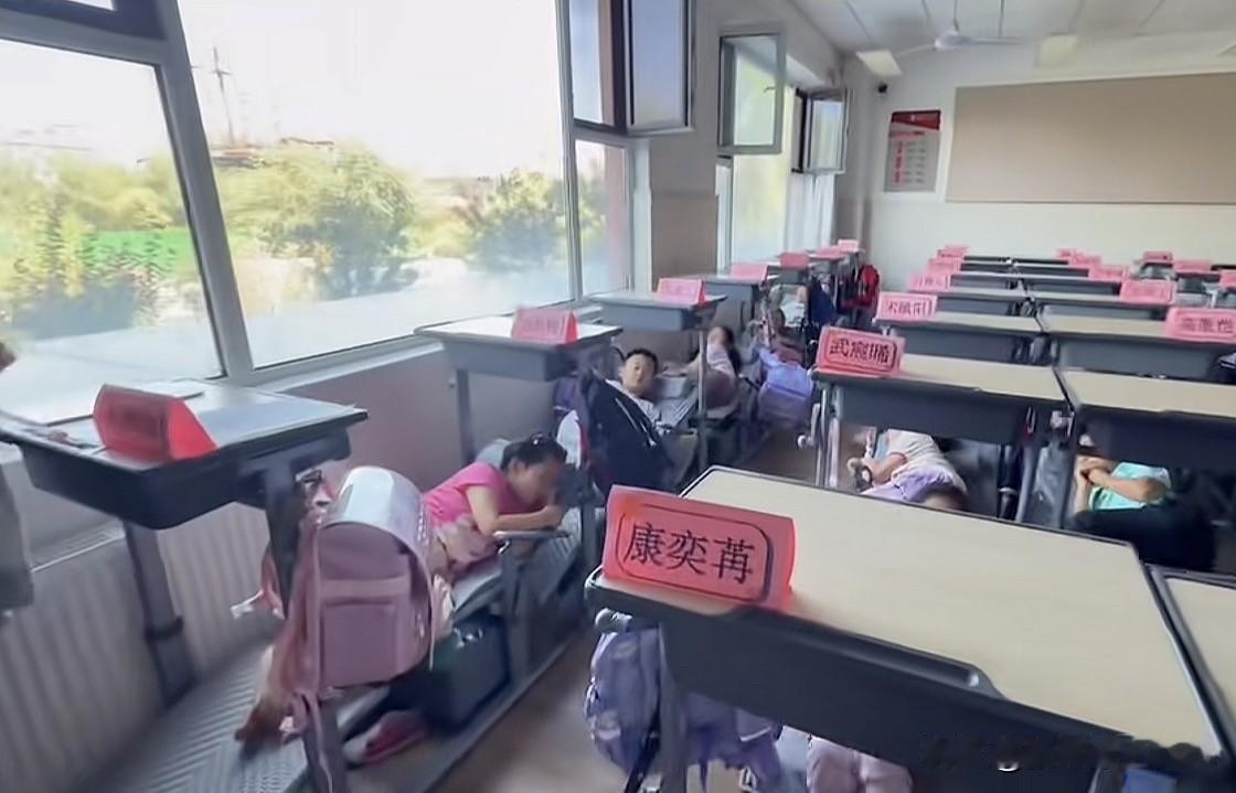 上午还坐得笔直，下午就能躺成一张床，这张课桌椅，悄悄把教室的边界揉碎了。
我们8