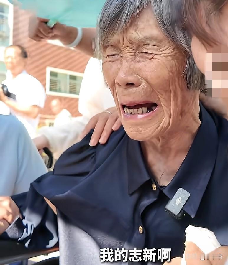 近日，93岁的妻子赵翠芬在女儿的搀扶下跨越800多公里来到福建，73年了，她始终