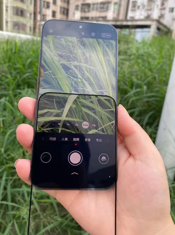 平时外出拍照最受不了的就是拍照时白花花的反光，亮度拉满也看不清！换了绿联AR康宁