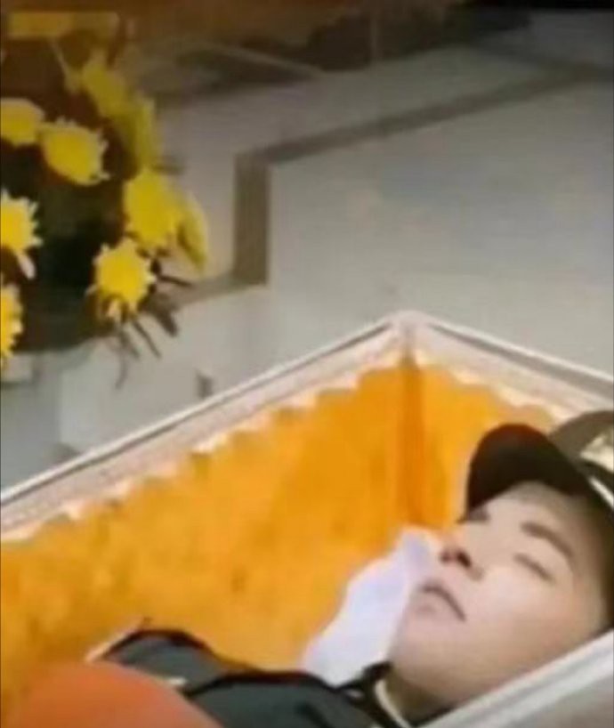 解放军烈士刘章础，在一次反恐任务中，击毙了9名歹徒，不幸牺牲，时年仅21岁。 放