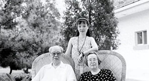 1979年廖汉生返回老家到大女儿家吃饭时，大女儿向公公介绍说：这就是我的爸爸！