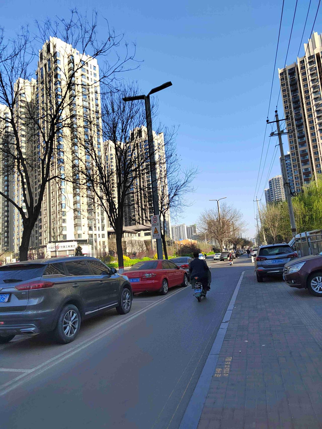 人到中年才懂，职场不是熬就能出头，升不上去、工资摸顶时，再拼命都是透支身体。
 