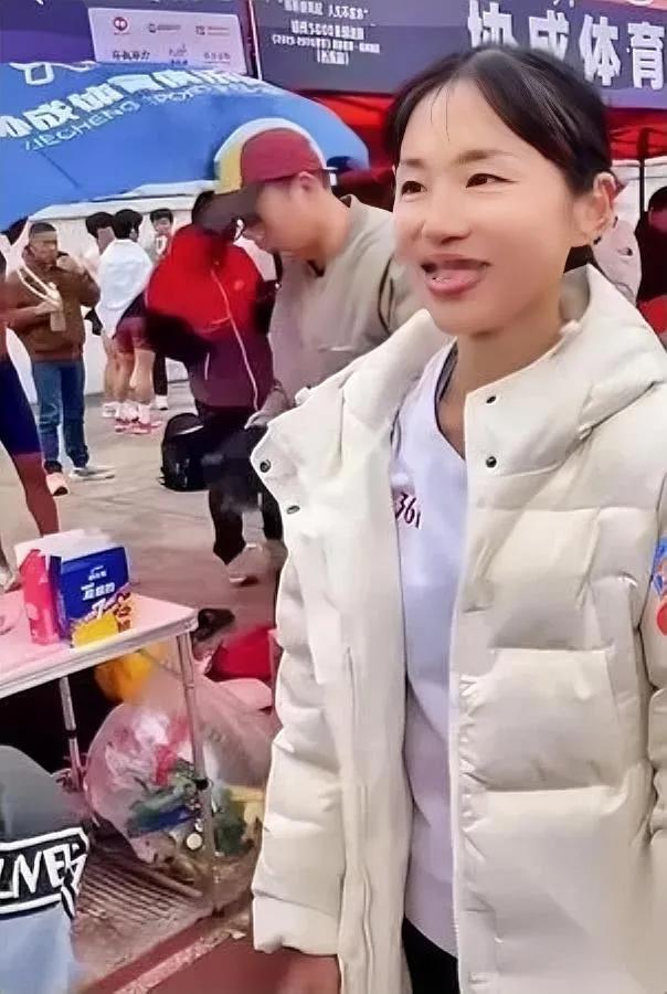 张水华冲线瞬间我破防了！

不是因为17分12秒的成绩，而是她脸上那束光——那个