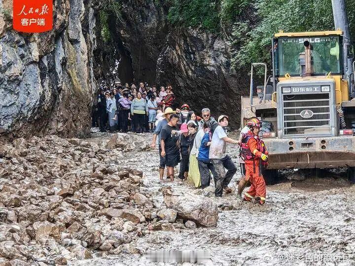 甘肃定西7人露营时突发山洪均获救甘肃渭源双石门景区突发山洪，已营救疏散247人。