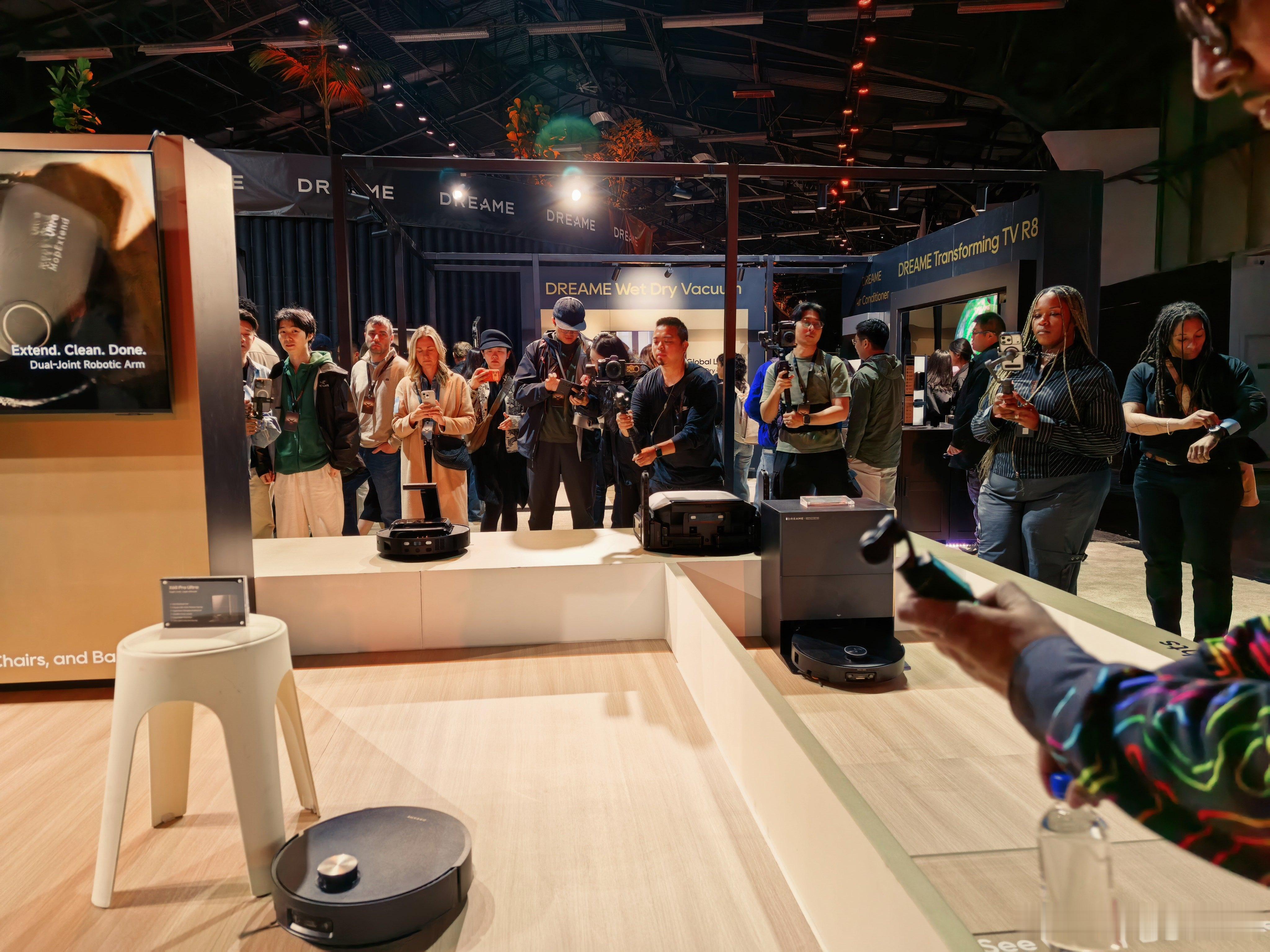 刚刚看到一个外国媒体居然用矿泉水来考验扫地机器人的避障我想说这不是小儿科吗咱们测