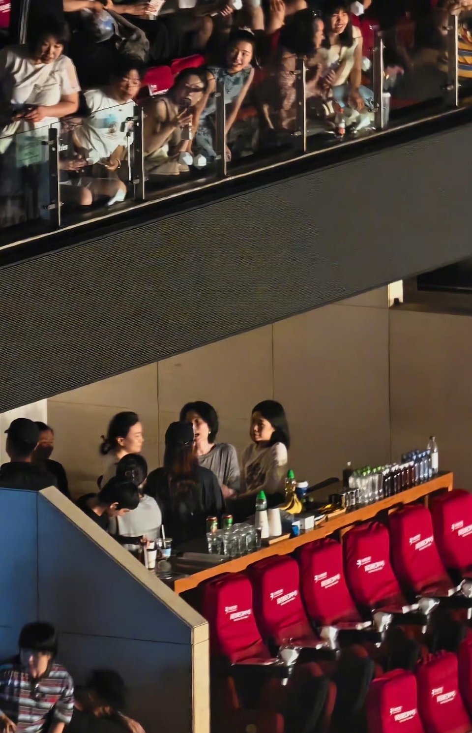 王菲去看了那英演唱会OMG！王菲居然去看那英演唱会了！这是什么神仙友情啊～两个人