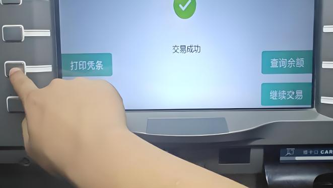 怪事频发！湖北黄石一名市民深夜取钱，遇上ATM机器出现严重故障。
 
机器明明没