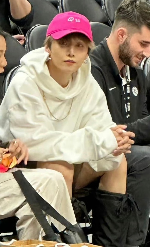 #刘雨昕去看了NBA# 刘雨昕出现在快船比赛现场，今日穿搭好酷，粉色帽子很吸睛，