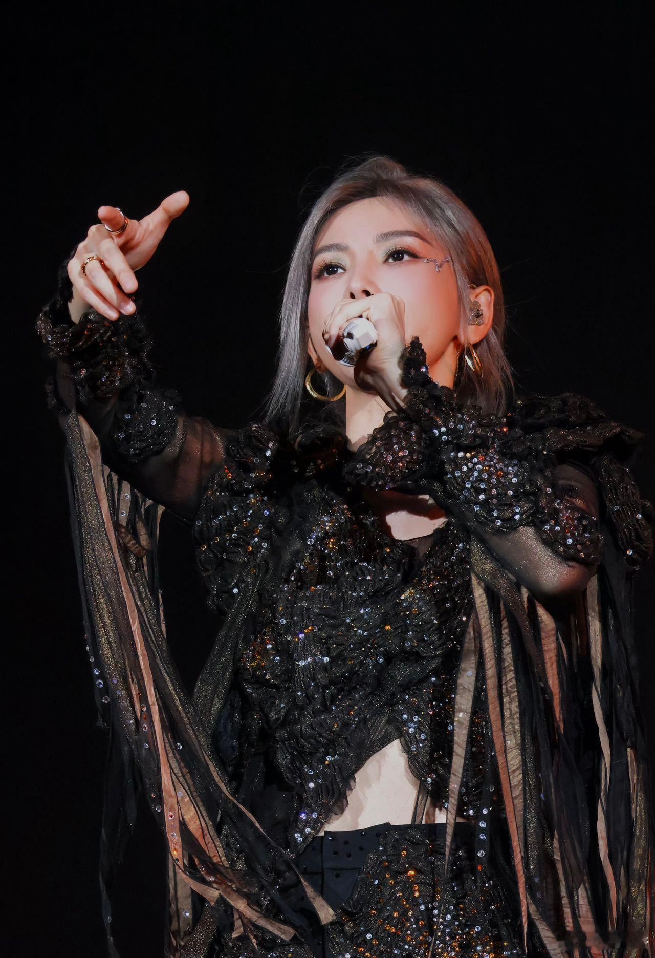 于文文回应穿婚纱看演唱会争议 看到于文文回应这件事，我又爱她更多了！人生是自己的