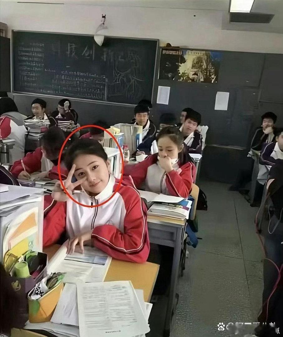 白鹿高中时期模样意外惊艳，青涩样貌和如今相差无几，自始至终都有着满满的少女嫩感。