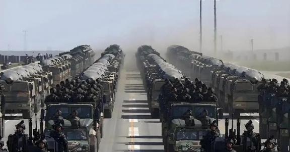 美国现在担心的不是中国迎头超越，而是中国选了一条与美国完全相反的道路，现在的中国