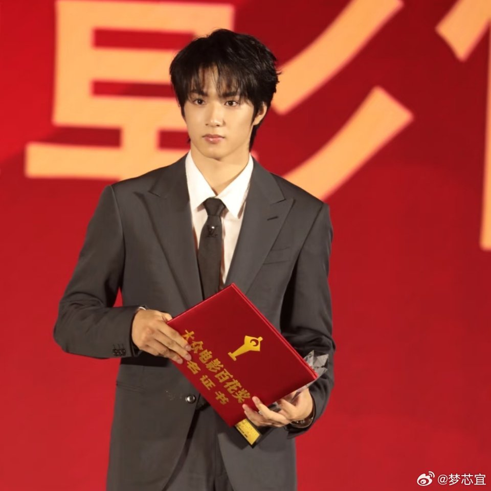 刘耀文双角色入围百花奖最佳新人奖恭喜刘耀文凭《惊蛰无声》建浩、《镖人：风起大漠》