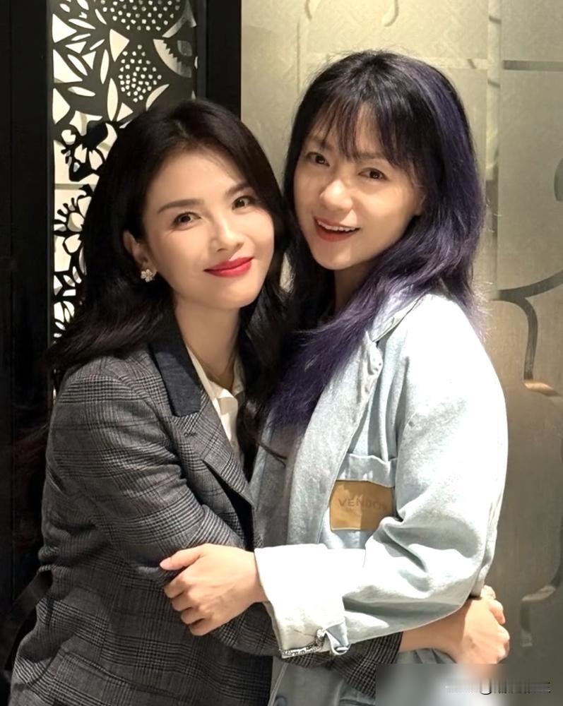 身家过亿的刘涛，钻进旧影棚。
前几天，她还在大湾区春晚的AI光影里唱粤语歌。一