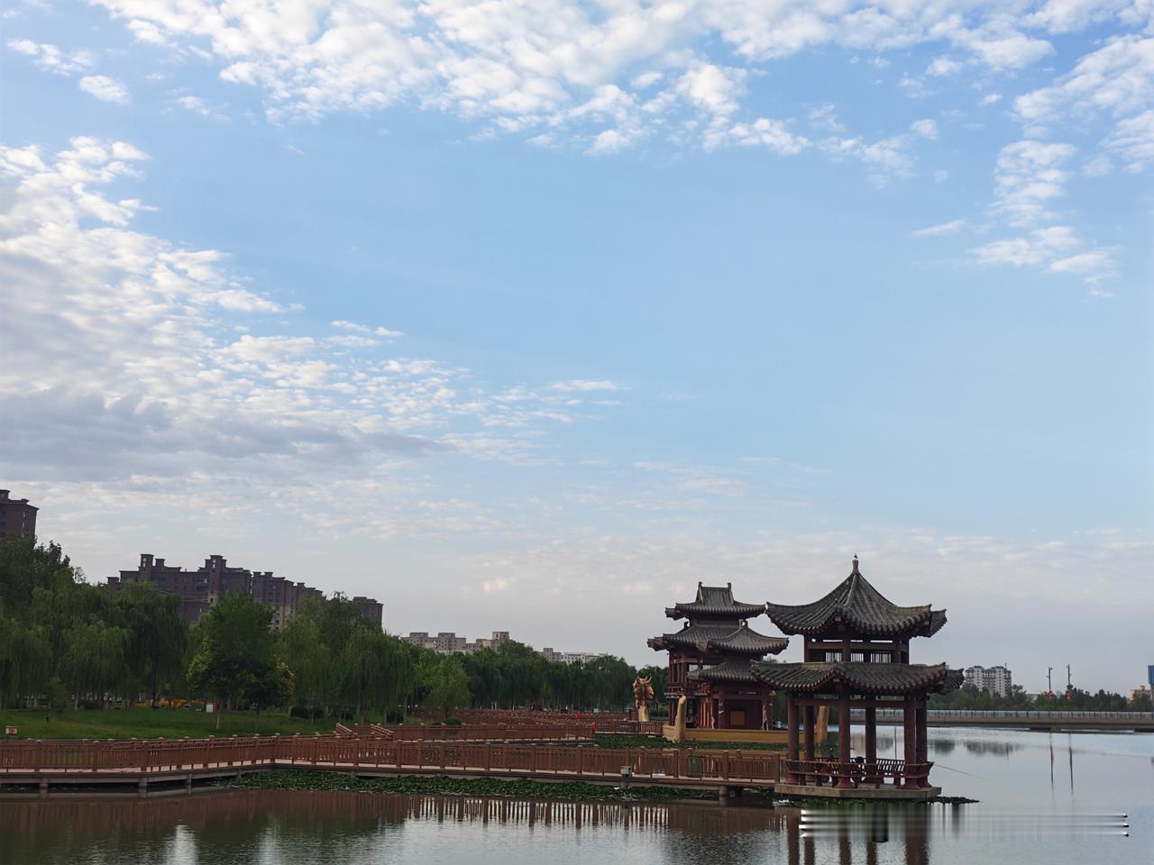 夏日的流水，为热烈的季节添了几分清爽灵动。小河溪水清澈见底，流水叮咚，缓缓流淌，